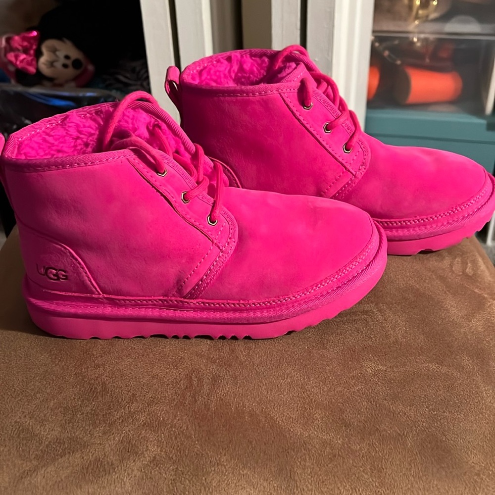 Big kids short uggs size 4